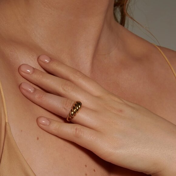 Twisted croissant ring 18K gold plated waterproof non-tarnish - Picture 4 of 4